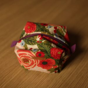 Necessarie em tecido floral