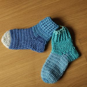 Meia infantil azulada de cano alto