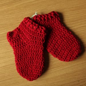 Meia infantil vermelha de lã acrílica
