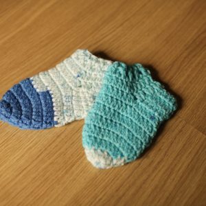 Meia infantil azulada de lã acrílica